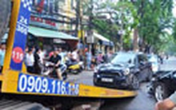 Ô tô Camry đâm liên hoàn trên phố Hà Nội